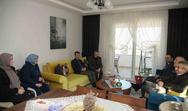Başkan Özlü, Umre'den dönen vatandaşları ziyaret etti