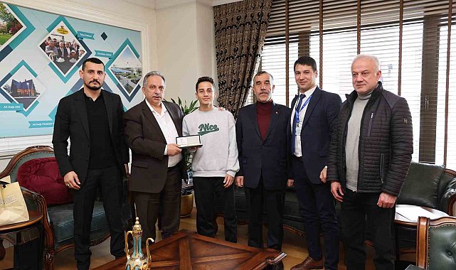 Başkan Yalçın Türkiye 2.'si boksörü ağırladı