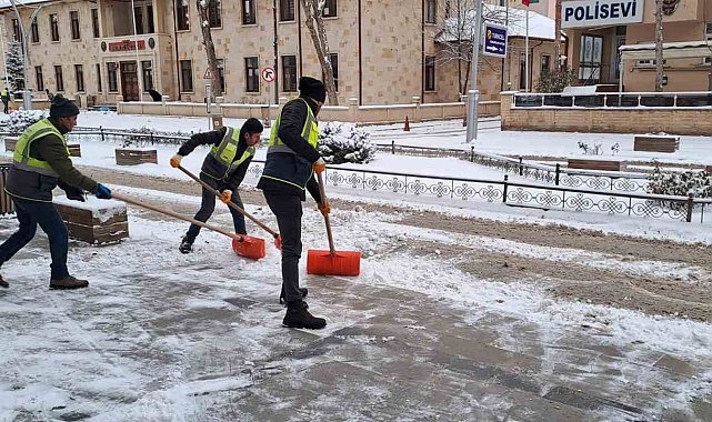 Bayburt Belediyesi yaya ve sürücüler için seferber oluyor: Karla mücadele aralıksız sürüyor