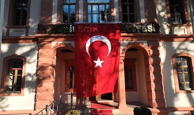 Belediyeye ait binalara Türk bayrakları asıldı