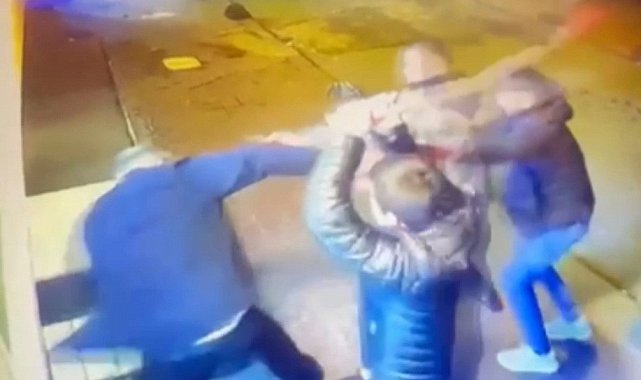 Beyoğlu'nda yüksek hesap çetesinin turistleri sopayla darp ettiği anlar kamerada