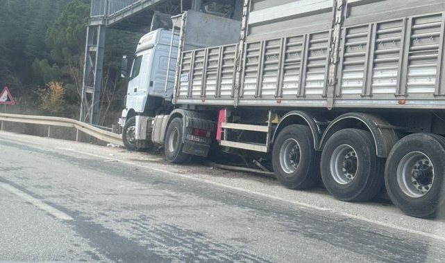 Bilecik'te kontrolden çıkan tır az kalsın üst geçidi yıkıyordu