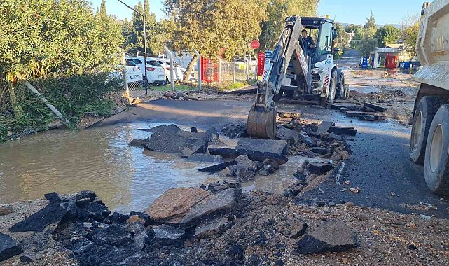 Bodrum'da içme suyu isale hattı patladı, işletmeleri su bastı