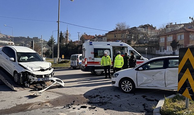 Burdur'da iki otomobil çarpıştı: 3 kişi yaralandı