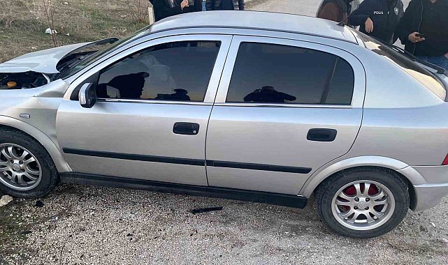 Burdur'da iki otomobil çarpıştı, 3 kişi yaralandı