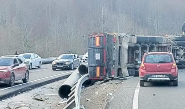Bursa'da boru yüklü tır devrildi: 1 yaralı