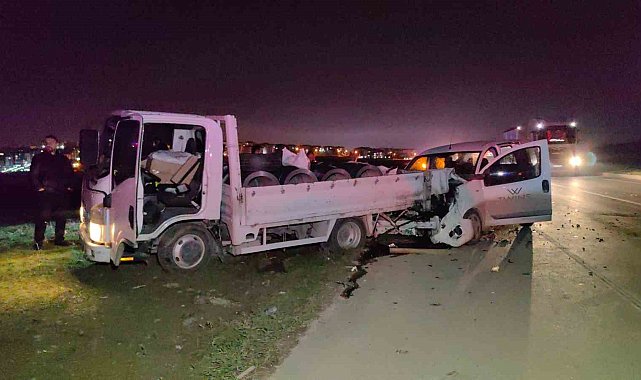 Bursa'da hafif ticari araç kamyonetle çarpıştı: 1 yaralı