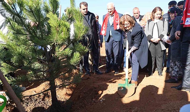 Büyükşehir, Taşlıca Malazgirt Mahallesi'nde ağaç dikimi yaptı