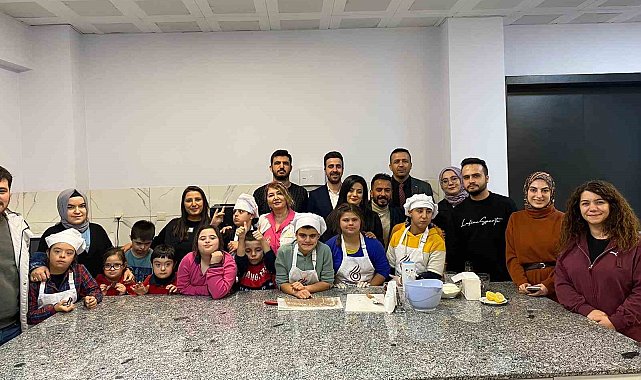 Büyükşehir'in Engelsiz Yaşam Merkezi'nde 'mutfak ve ebru' etkinliği