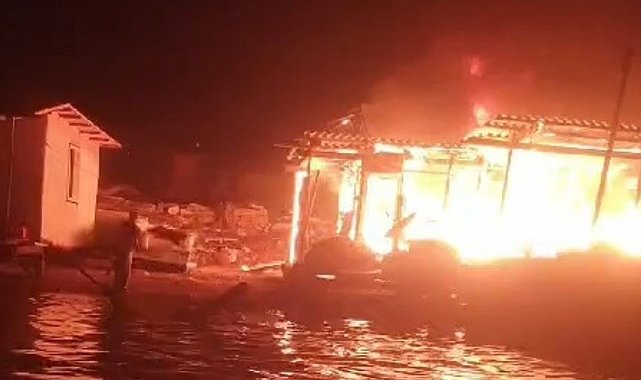Çaresiz vatandaş alevlere teslim olan evini, denizden kovayla su atarak söndürmeye çalıştı