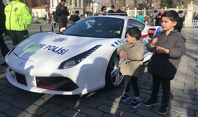 Çeteden ele geçirilen ultra lüks araç polis otosu olarak Sultanahmet'te sergilenmeye devam ediliyor