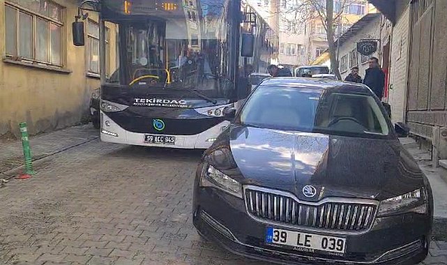 CHP'li vekilin aracının hatalı parkı vatandaşları mahsur bıraktı