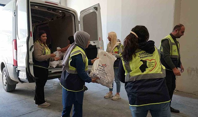 Çiftçi, depremzede vatandaşlara 2 ton mandalina dağıttı