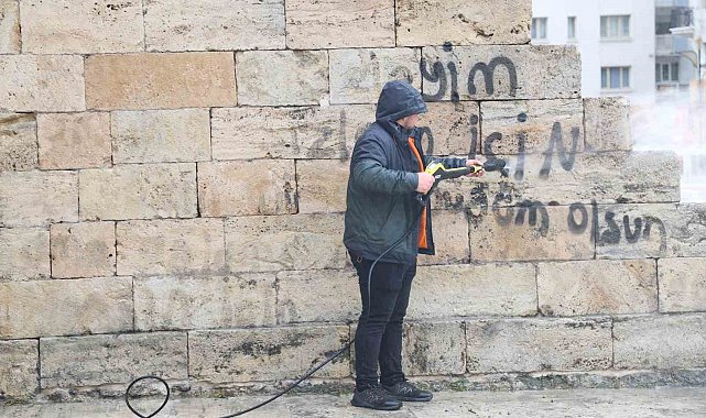 Çifte Minareye yapılan saygısızlık temizlendi