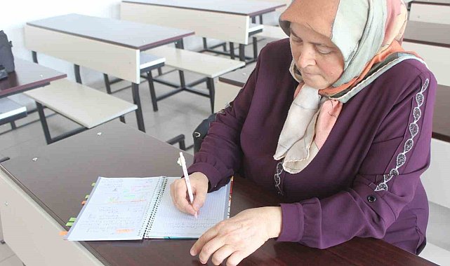 Çocukluk hayali olan üniversiteye 50 yaşında kavuştu