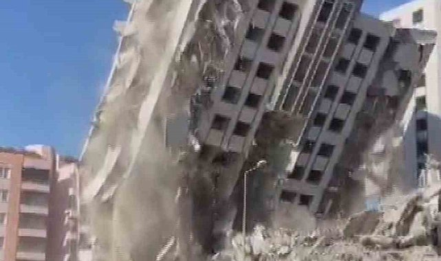 Çökme riskine karşı çevresindeki ağır hasarlı binalar boşaltılmıştı, 15 katlı bina böyle yerle bir oldu
