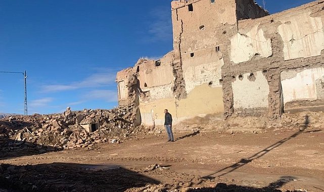 Depremde ağır hasar alan 2 kerpiç ev kendiliğinden yıkıldı