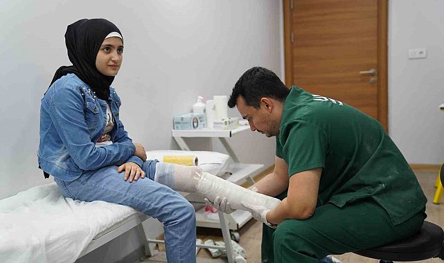 Depremde kaybettiği bacağına protezle kavuştu: 13 yaşındaki kızın artık tek hedefi doktorluk