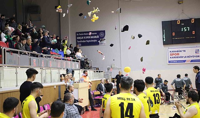 Depremzede çocuklar için parkeyi oyuncak yağmuruna tuttular