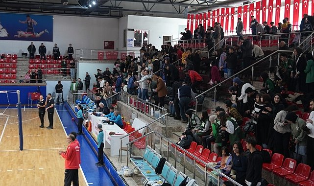 Depremzedeleri unutmadılar, sahayı hediye yağmuruna tuttular