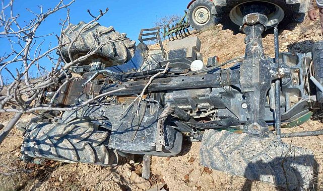 Devrilen traktörün sürücüsü ağır yaralandı
