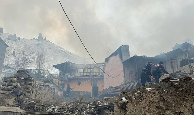 Divriği'de korkutan yangın: 5 ev zarar gördü