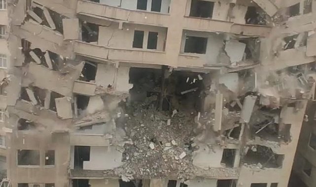 Diyarbakır'da ağır hasarlı bina korna eşliğinde çöktü