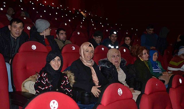 Diyarbakır&#039;da engelli vatandaşlara sinema keyfi