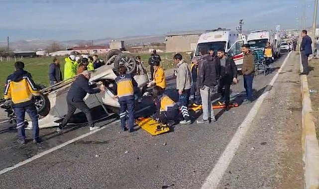 Diyarbakır'da hafriyat kamyonu otomobille çarpıştı: 1'i ağır 3 yaralı