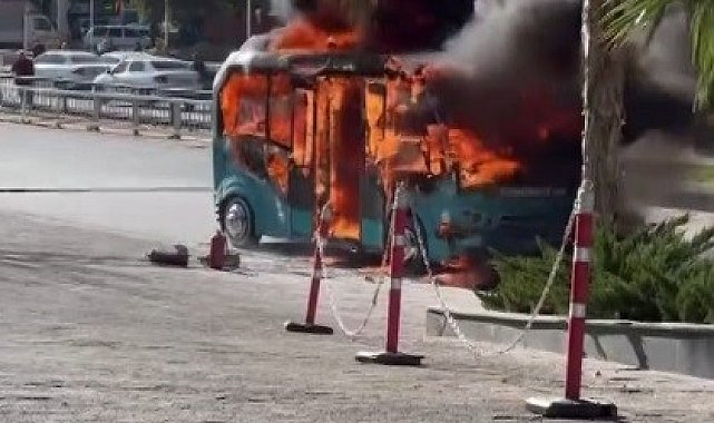 Dolmuş küle döndü, minibüsten geriye demir yığını kaldı