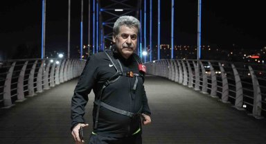 Dükkanını kapatıp 20 kilometrelik yolu koşarak gidiyor