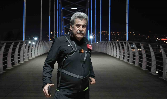 Dükkanını kapatıp 20 kilometrelik yolu koşarak gidiyor