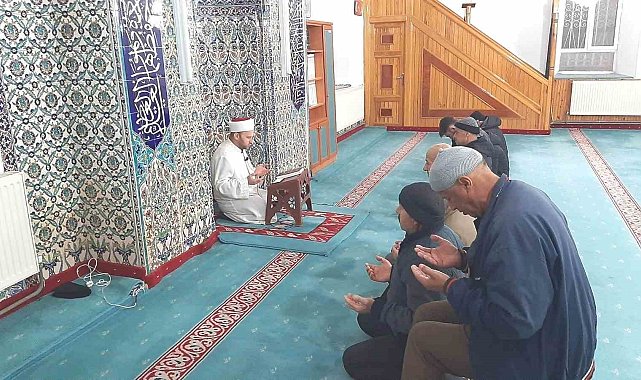 Dumlupınar'da şehitler için sabah namazında Kur'an okunup dua edildi