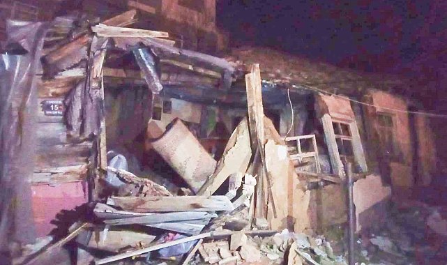 Edirne'de kerpiç ev çöktü, yaşlı kadın son anda kurtuldu