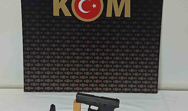 Ekiplerin durduğu araçtan ruhsatsız silah çıktı