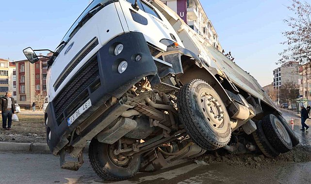 Elazığ'da ilginç kaza: Yol çöktü kamyon çukura düştü