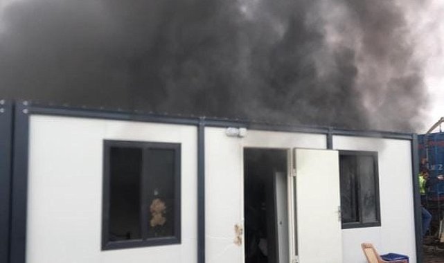 Elazığ'da işçilerin kaldığı konteynerler yandı