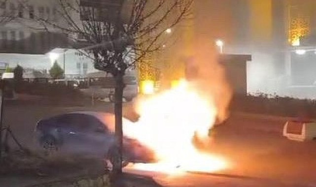 Elazığ'da otomobil alev alev yandı