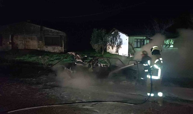 Elektrik kontağından çıkan yangın aracı küle çevirdi