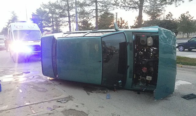 Elektrik panosuna çarpan otomobil yan yattı