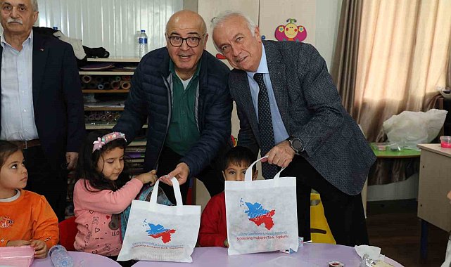 Elleriyle ördükleri binlerce bere ve atkıyı depremzede çocuklara gönderdiler