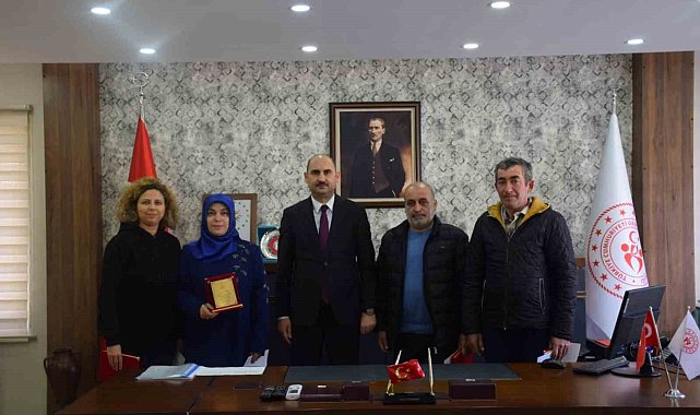 Emekliye ayrılan personele teşekkür plaketi