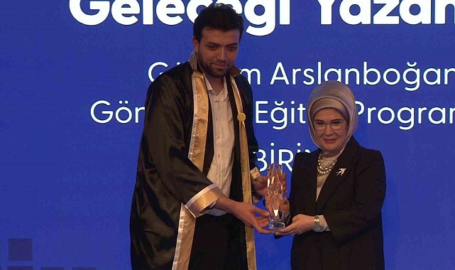 Emine Erdoğan: "Bu vatan, tüm alanlarda ve sınırlarda, gençliğimize emanet"