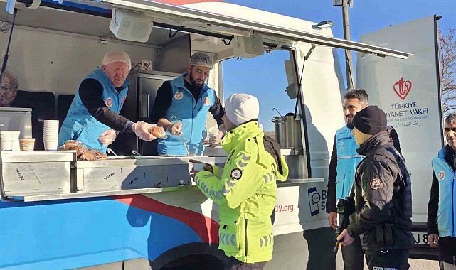 Emniyet personeline sıcak çorba ikramı