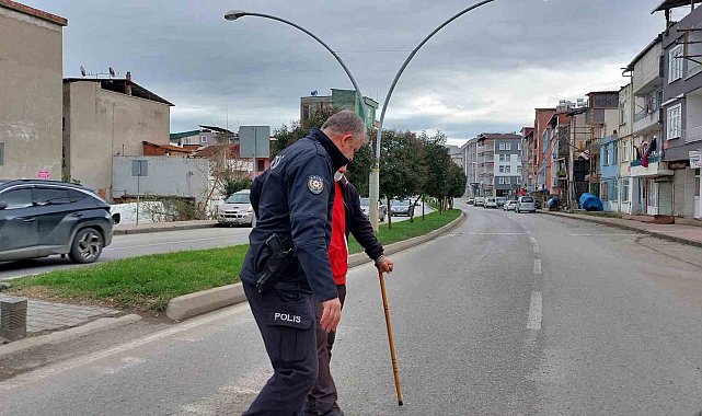 Engelli vatandaşın yardımına polis koştu