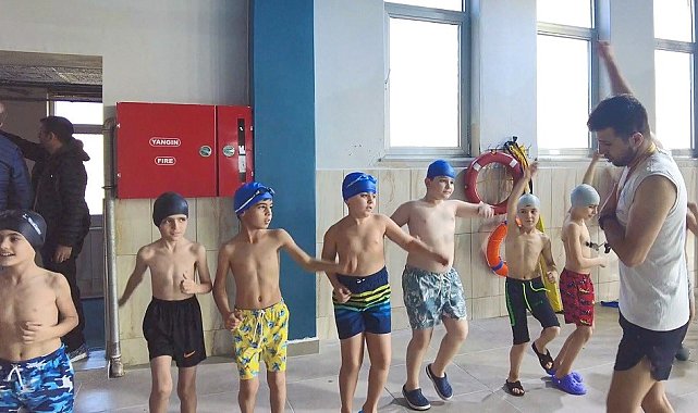 Erciş&#039;te 20 bin öğrenci yüzme eğitimi aldı