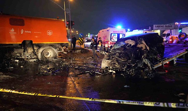 Esenyurt'ta katliam gibi kazada kırmızı ışıkta geçen cip, yol temizleme aracına çarptı: 2 ölü, 2 yaralı