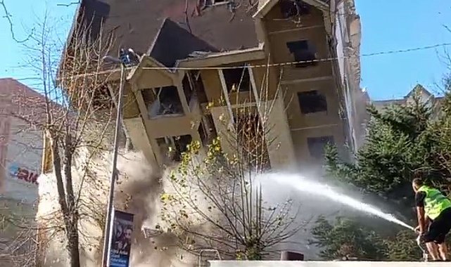 Esenyurt'ta yıkımı yapılan bina bir anda çöktü