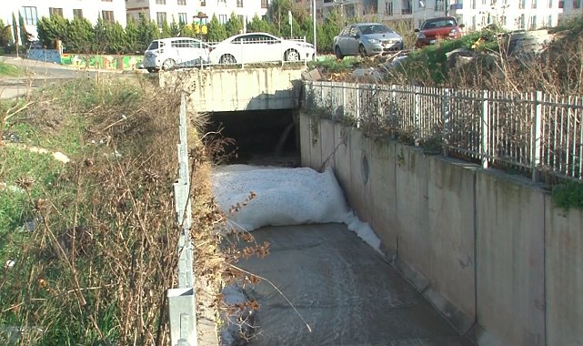 Esenyurt&#039;taki dere yine köpürdü