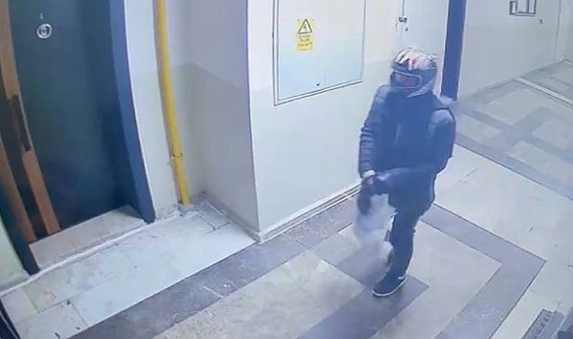 Ev sahibinin ellerini ve ayaklarını bağlayarak 20 bin doları çaldılar
